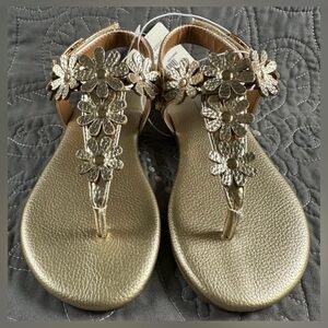 Thereabouts Big Girls Gold Hazel Adjustable Strap Flat Sandals NWT Big Girls 4
